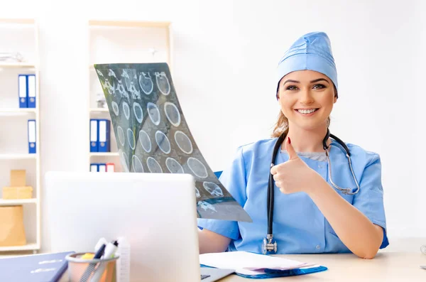 Jeune femme médecin radiologue assise à la clinique — Photo