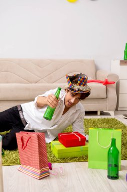 Genç adam akşamdan sonra parti 