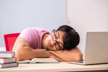 Genç erkek öğrenci sınıf 