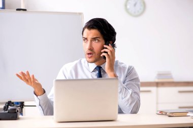 Beyaz tahta önünde genç yakışıklı mali speciaist 