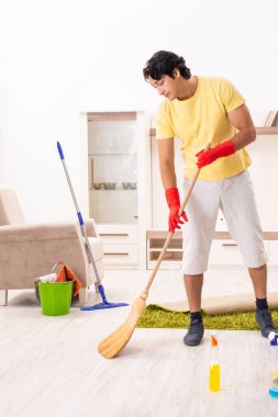 Ev işi yapan genç yakışıklı erkek 