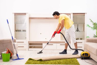 Ev işi yapan genç yakışıklı erkek 