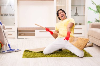 Ev işi yapan genç yakışıklı erkek 