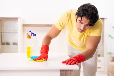 Ev işi yapan genç yakışıklı erkek 