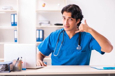 Genç yakışıklı doktor klinikte çalışan 