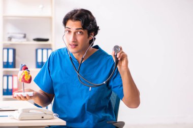Genç yakışıklı doktor klinikte çalışan 