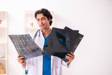 Klinikte çalışan genç erkek doktor radyolog