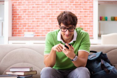 Evde sınava hazırlanan genç bir öğrenci. 