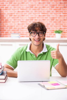 Evde sınava hazırlanan genç bir öğrenci. 