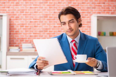 Ofiste çalışan yakışıklı bir genç. 