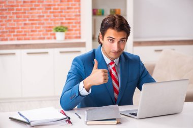 Ofiste çalışan yakışıklı bir genç. 