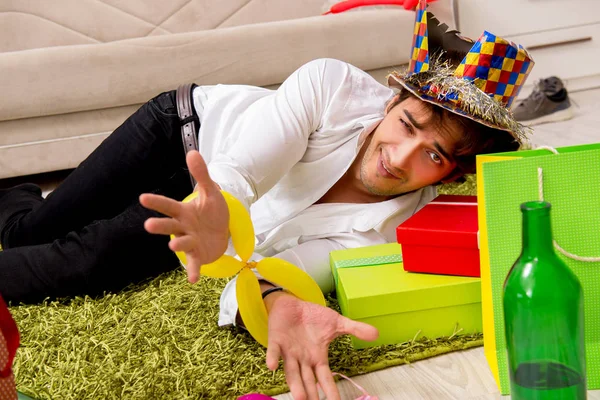 Joven teniendo resaca después de la fiesta —  Fotos de Stock