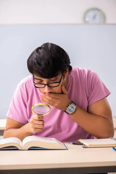 Joven estudiante masculino sentado en la clase —  Fotos de Stock