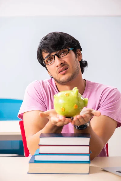 Jovem estudante do sexo masculino sentado na classe — Fotografia de Stock