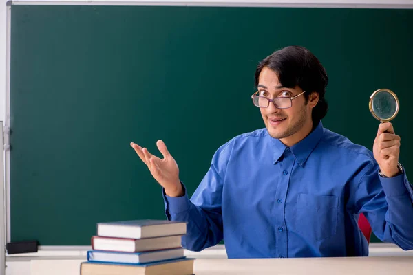 Jonge mannelijke leraar voor schoolbord — Stockfoto