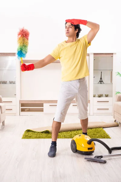 Giovane bell'uomo che fa lavori domestici — Foto Stock