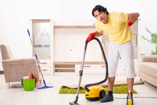 Jonge knappe man doen van huishoudelijk werk — Stockfoto