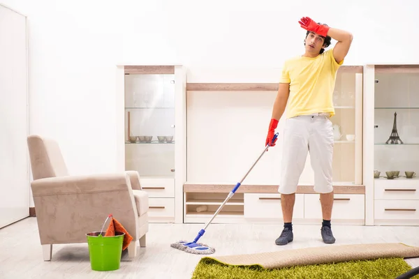 Young handsome man doing housework — Stock Photo, Image