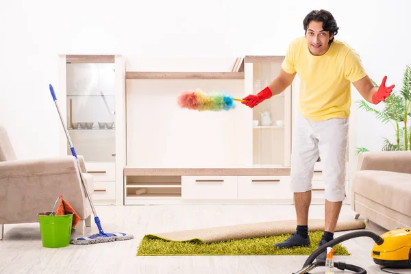 Joven hombre guapo haciendo tareas domésticas — Foto de Stock