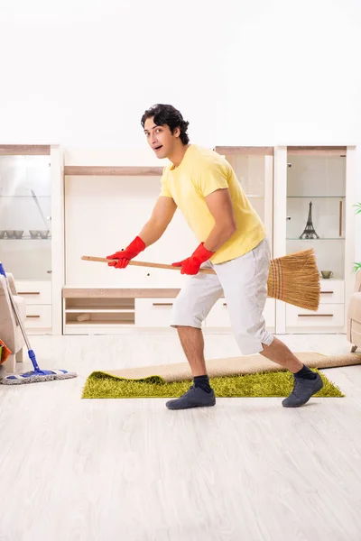 Jonge knappe man doen van huishoudelijk werk — Stockfoto