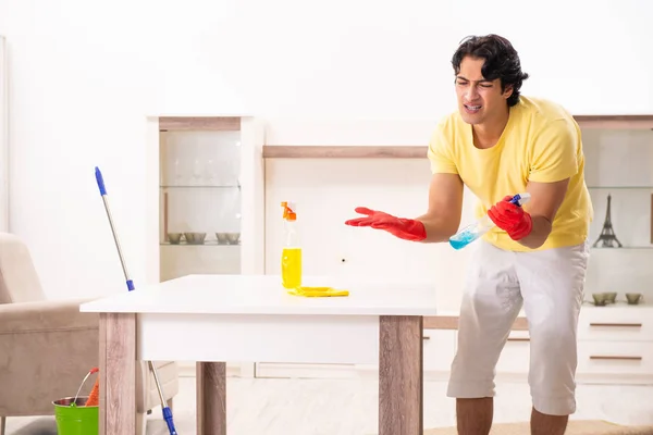 Jonge knappe man doen van huishoudelijk werk — Stockfoto