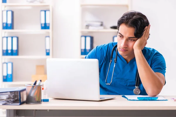 Jonge knappe dokter werken bij de kliniek — Stockfoto