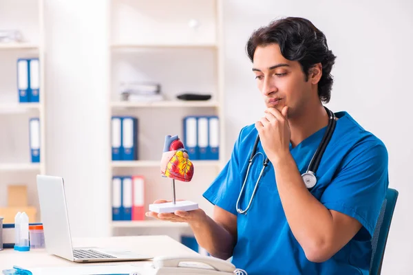 Junge hübsche Ärztin arbeitet in der Klinik — Stockfoto