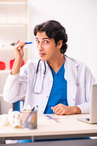 Mladý pohledný doktor pracuje na klinice — Stock fotografie