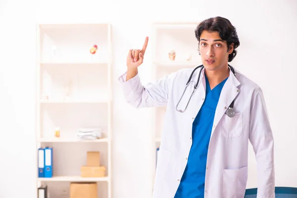 Ung snygg läkare som arbetar på kliniken — Stockfoto