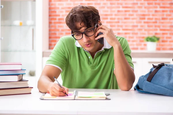 Jovem Estudante Preparando Para Exames Casa — Fotografia de Stock