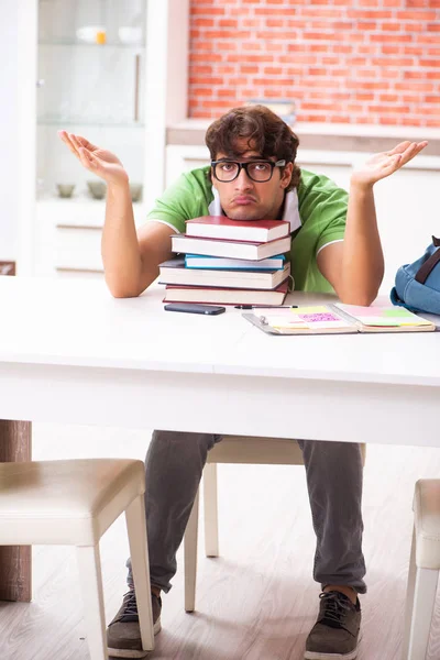 Estudiante joven preparándose para los exámenes en casa —  Fotos de Stock