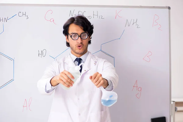 Mladý Chemik Legrační Před Bílou Tabuli — Stock fotografie