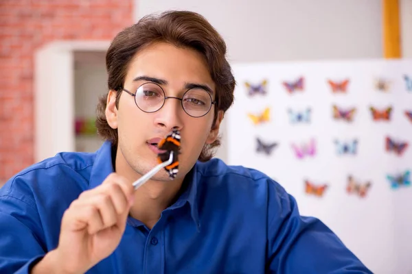 Estudiante entomólogo estudiando nuevas especies de mariposas —  Fotos de Stock