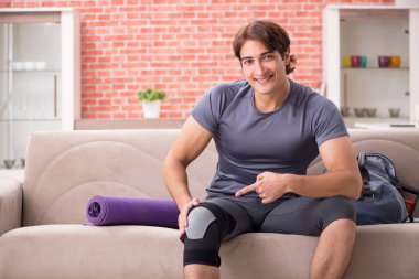 Yakışıklı delikanlı spor egzersizleri evde yapıyor 