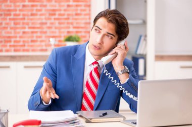 Ofiste çalışan yakışıklı bir genç. 