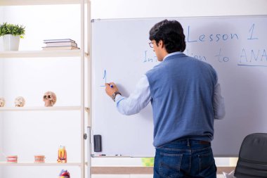 Genç öğretim üyesi öğretmen öğretim anatomisi