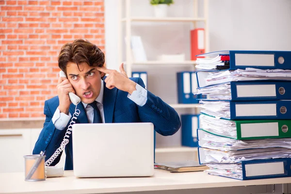 Jovem homem elegante infeliz com muito trabalho — Fotografia de Stock