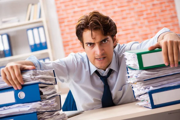 Joven hombre elegante infeliz con demasiado trabajo —  Fotos de Stock