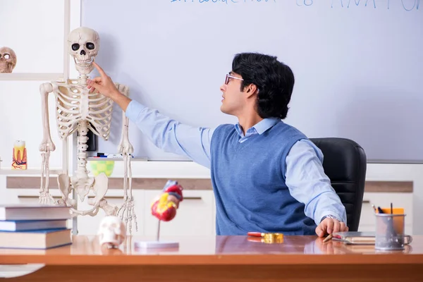 Joven profesor de anatomía docente — Foto de Stock