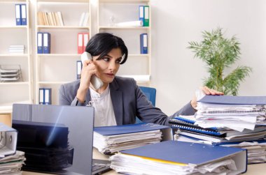 Orta yaşlı businesslady aşırı çalışma ile mutsuz 
