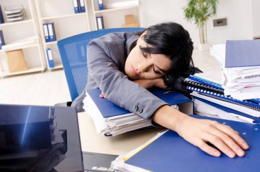 Orta yaşlı businesslady aşırı çalışma ile mutsuz 