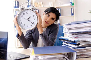 Orta yaşlı businesslady aşırı çalışma ile mutsuz 