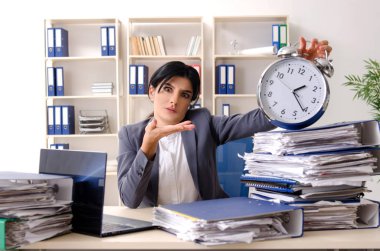 Orta yaşlı businesslady aşırı çalışma ile mutsuz 
