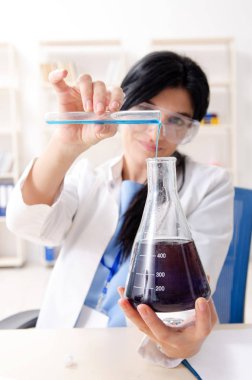 Laboratuvarda çalışan kadın kimyacı  