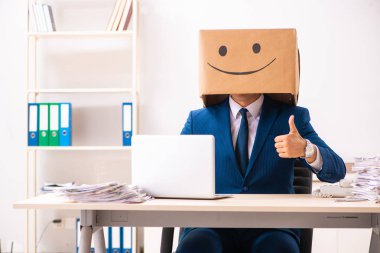Kafası yerine kutusu olan mutlu bir çalışan.