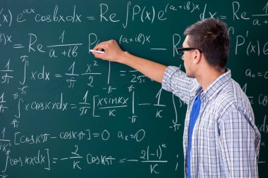 Genç erkek öğrenci okulda matematik