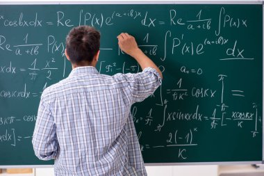 Genç erkek öğrenci okulda matematik