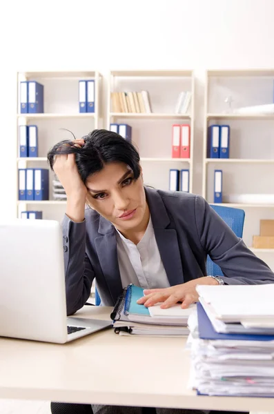 Geschäftsfrau mittleren Alters unzufrieden mit exzessiver Arbeit — Stockfoto