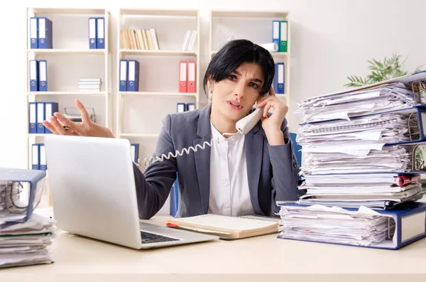 Středního věku businesslady nespokojeni s nadměrnou práci — Stock fotografie