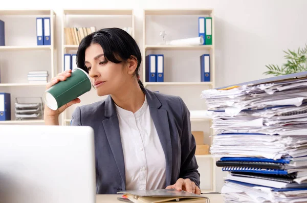 中年 businesslady の過剰な作業に不満 — ストック写真